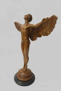 Ikarus Statue aus Bronze – schräge Seitenansicht auf Sockel