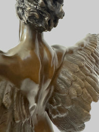 Ikarus Bronzeskulptur – Detailaufnahme von Flügel, Rücken und Patina