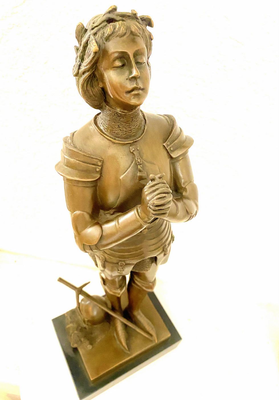 Statue Jeanne d'Arc - Figure de Jeanne d'Arc en bronze sur marbre signée Mecie