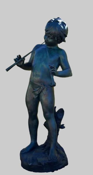 lötenspieler Figur aus Bronze – frontale Gesamtansicht mit Flöte