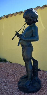 Lebensgroße Bronzeskulptur Bronze Junge mit Flöte grünlich patiniert mit Künstlersignatur