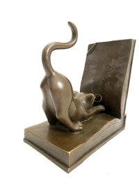 Katze Figur aus Bronze – schräge Rückansicht an der Buchstütze mit erhobenem Schwanz