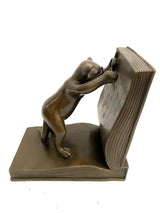 Katzen Skulptur aus Bronze – seitliche Ansicht mit Katze am aufgestellten Buch