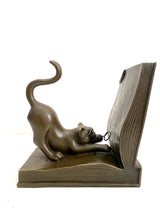 Katzen Skulptur aus Bronze – seitliche Gesamtansicht der Katze an der Buchstütze