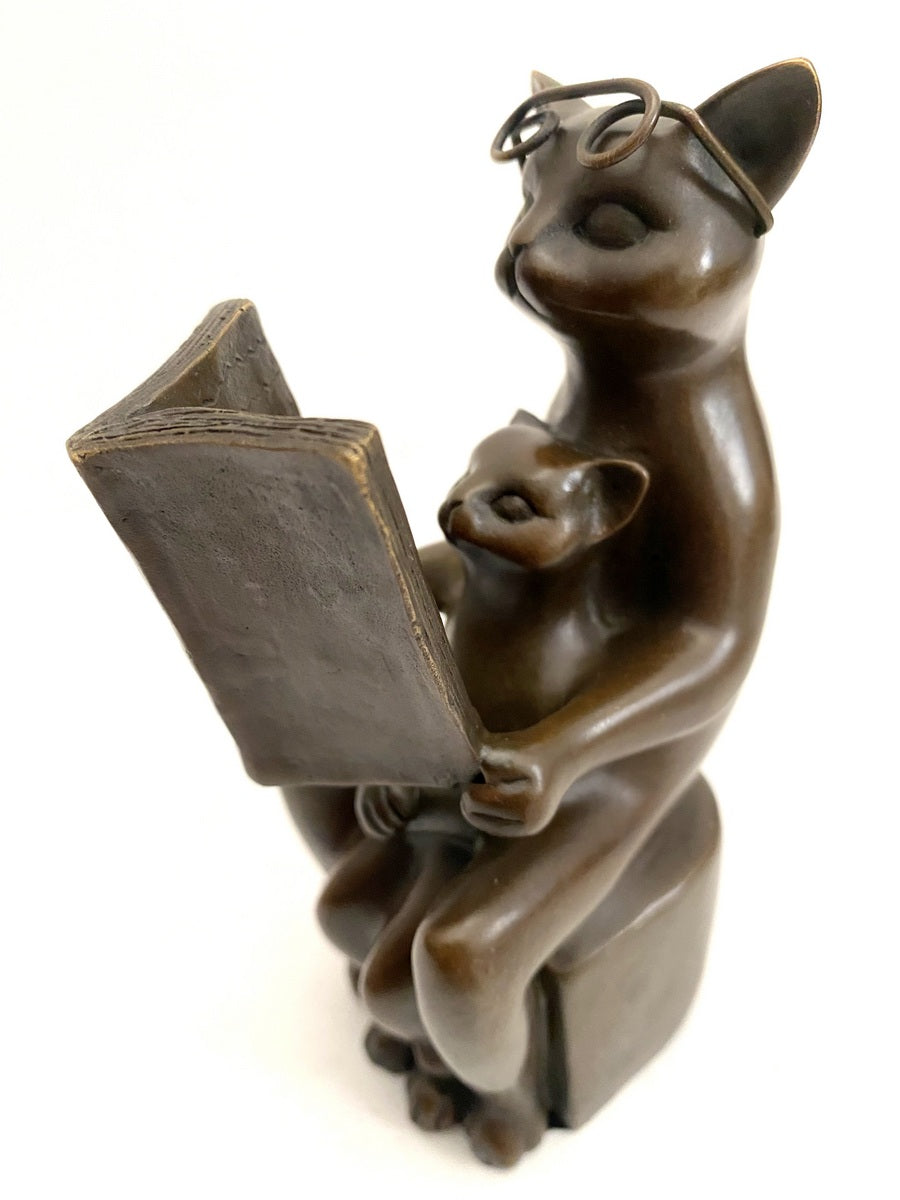 katzenfigur-bronze-katzenbaby-buch-vorderansicht-1