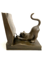 Katzenfigur aus Bronze – seitliche Ansicht mit erhobenem Schwanz und Buchstütze