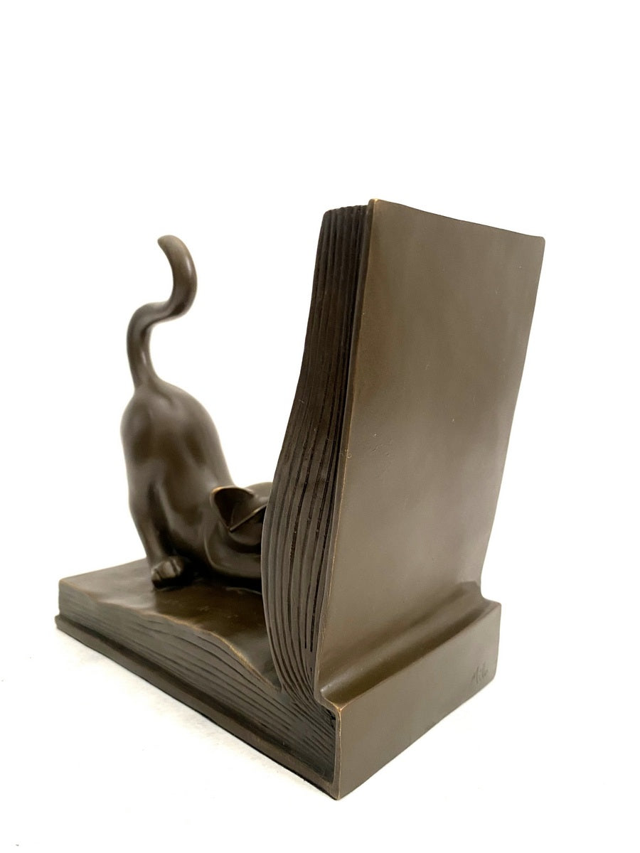 Katzenfigur aus Bronze – rückseitige Ansicht der Katze mit aufgestelltem Buch