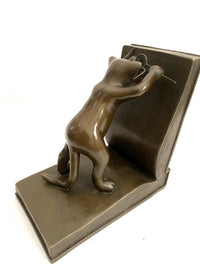 Katzenfigur aus Bronze – schräge Seitenansicht mit aufgestelltem Buch