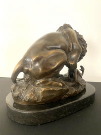 Tierfigur Bronze Löwe mit Schlange signiert Barye auf Marmorsockel