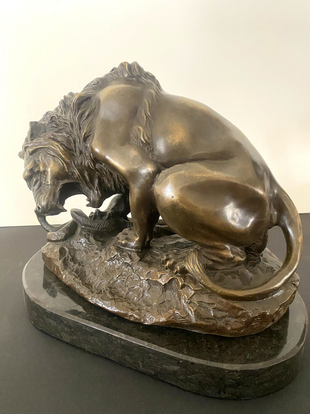 Figure animalière lion en bronze avec serpent signée Barye sur socle en marbre