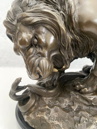 Tierfigur Bronze Löwe mit Schlange signiert Barye auf Marmorsockel