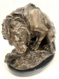 Tierfigur Bronze Löwe mit Schlange signiert Barye auf Marmorsockel