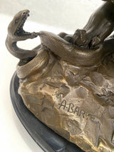 Tierfigur Bronze Löwe mit Schlange signiert Barye auf Marmorsockel