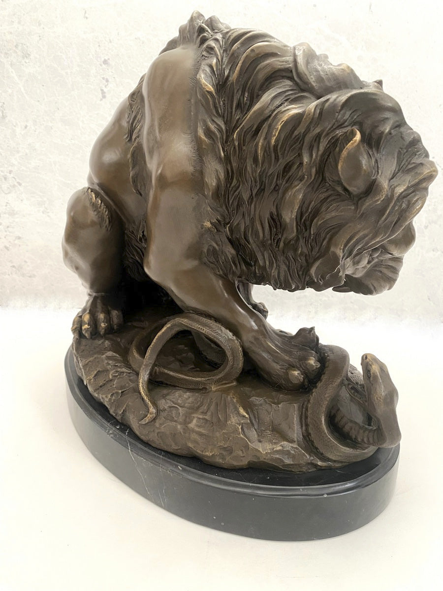 Tierfigur Bronze Löwe mit Schlange signiert Barye auf Marmorsockel