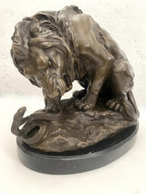 Tierfigur Bronze Löwe mit Schlange signiert Barye auf Marmorsockel