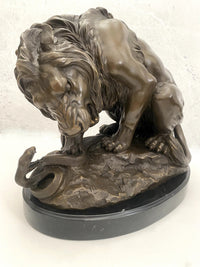 Tierfigur Bronze Löwe mit Schlange signiert Barye auf Marmorsockel