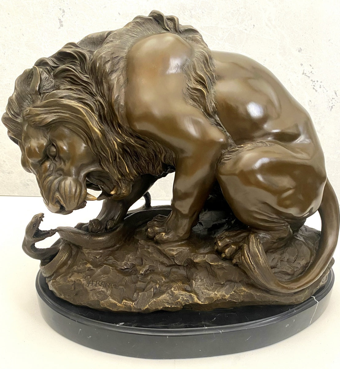 Tierfigur Bronze Löwe mit Schlange signiert Barye auf Marmorsockel