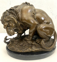 Tierfigur Bronze Löwe mit Schlange signiert Barye auf Marmorsockel