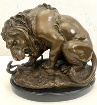 Tierfigur Bronze Löwe mit Schlange signiert Barye auf Marmorsockel