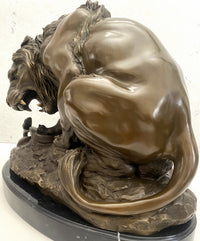 Tierfigur Bronze Löwe mit Schlange signiert Barye auf Marmorsockel