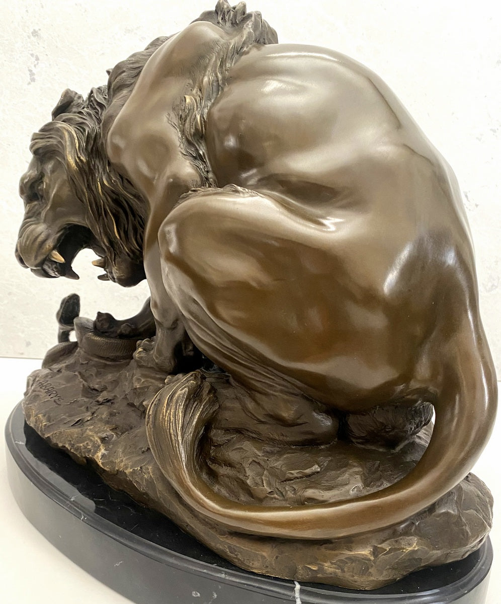 Tierfigur Bronze Löwe mit Schlange signiert Barye auf Marmorsockel
