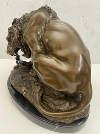 Tierfigur Bronze Löwe mit Schlange signiert Barye auf Marmorsockel