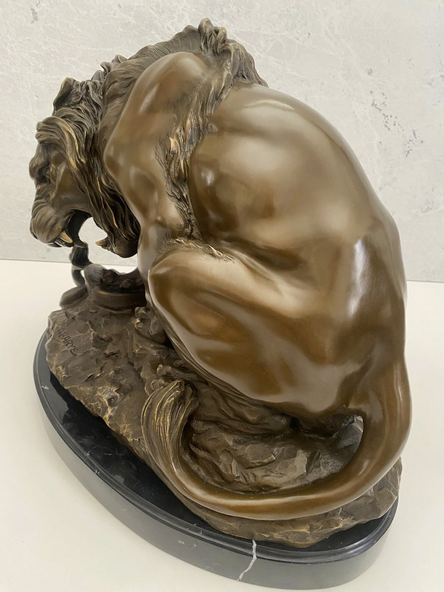 Tierfigur Bronze Löwe mit Schlange signiert Barye auf Marmorsockel