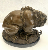 Tierfigur Bronze Löwe mit Schlange signiert Barye auf Marmorsockel