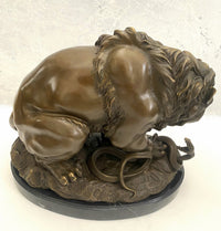 Tierfigur Bronze Löwe mit Schlange signiert Barye auf Marmorsockel