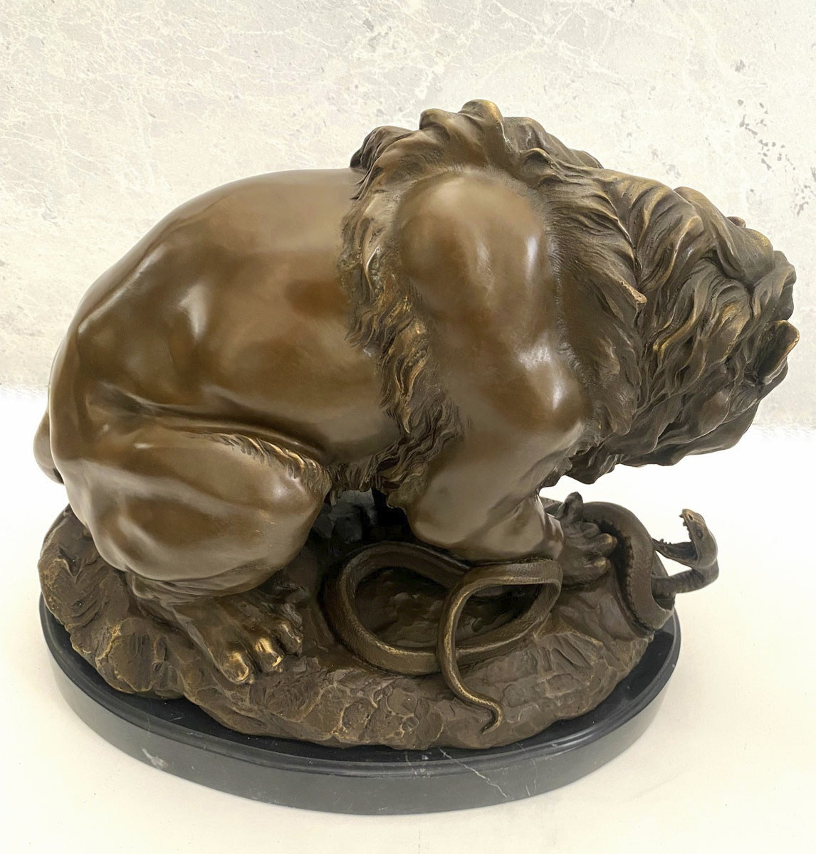 Tierfigur Bronze Löwe mit Schlange signiert Barye auf Marmorsockel