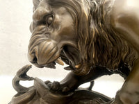Tierfigur Bronze Löwe mit Schlange signiert Barye auf Marmorsockel