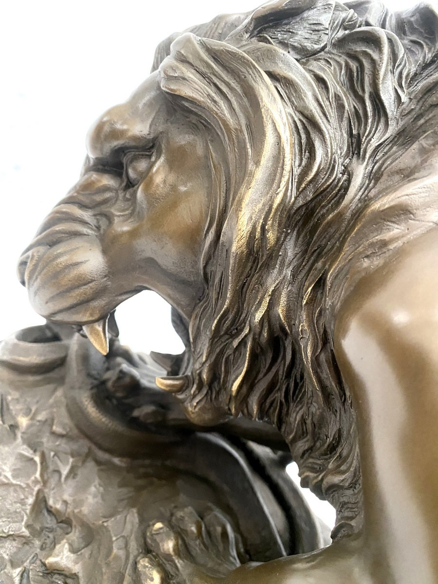 Tierfigur Bronze Löwe mit Schlange signiert Barye auf Marmorsockel