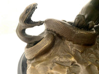 Tierfigur Bronze Löwe mit Schlange signiert Barye auf Marmorsockel
