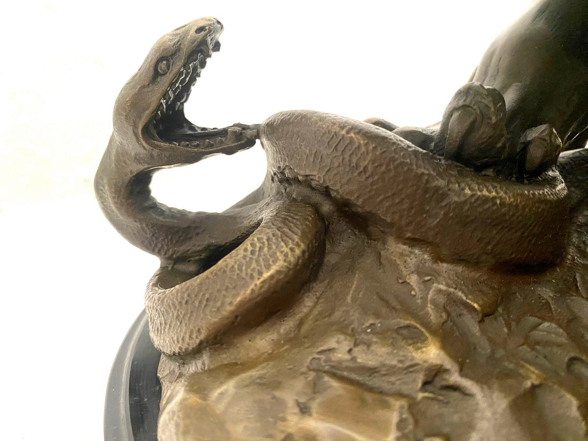 Tierfigur Bronze Löwe mit Schlange signiert Barye auf Marmorsockel