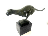 Gros chat en bronze en sprint sur socle en marbre avec signature de l'artiste