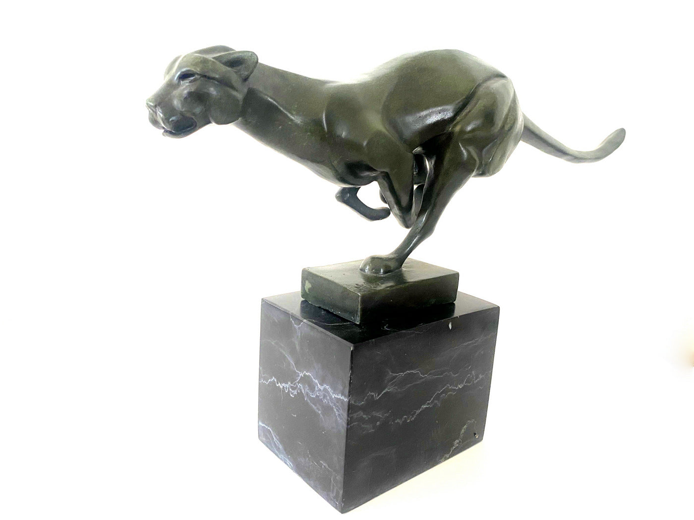 Gros chat en bronze en sprint sur socle en marbre avec signature de l'artiste