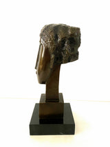 Modigliani Kopf Skulptur aus Bronze – seitliche Ansicht auf Marmorsockel
