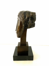 Modigliani Kopf Skulptur aus Bronze – seitliche Ansicht auf Marmorsockel