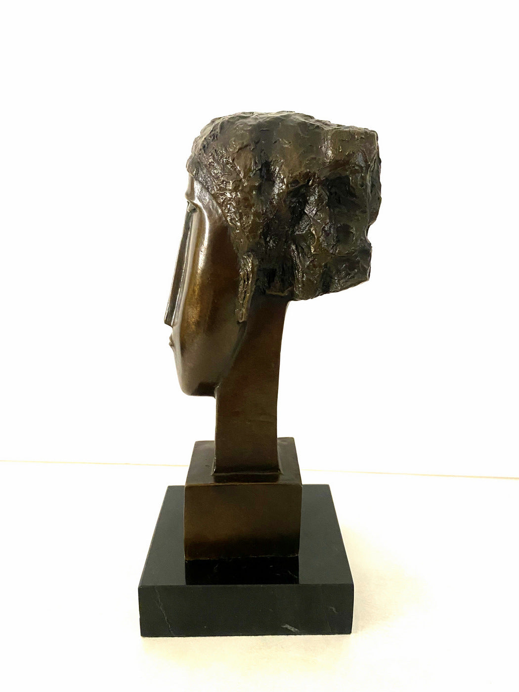 Modigliani Kopf Skulptur aus Bronze – seitliche Ansicht auf Marmorsockel
