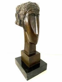 Modigliani Kopf Skulptur aus Bronze – seitliche Ansicht auf Marmorsockel