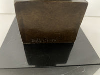 Bronze Büste auf Marmorsockel – Detailaufnahme von Sockel und Signatr