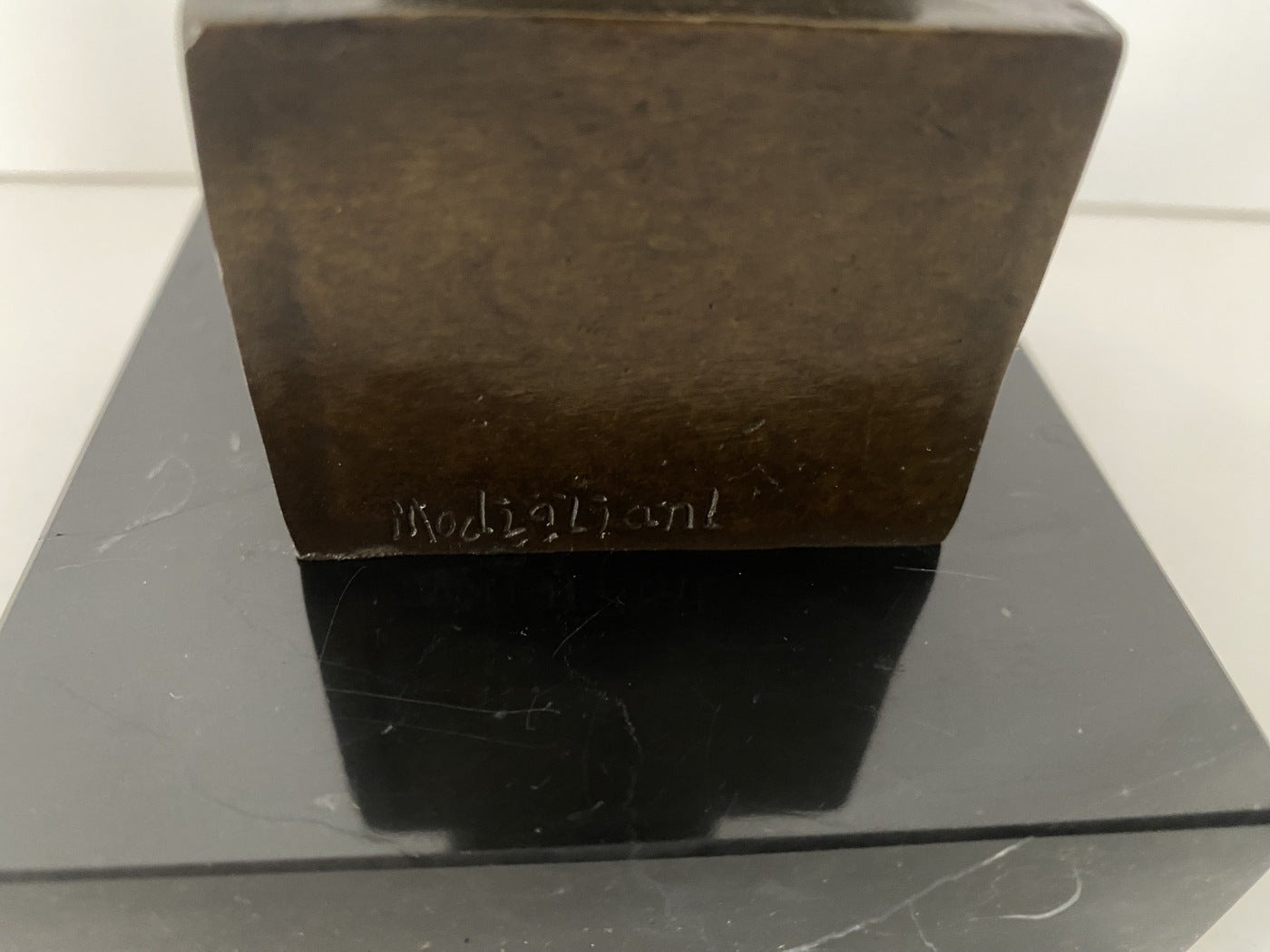 Bronze Büste auf Marmorsockel – Detailaufnahme von Sockel und Signatr