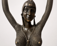 Nahaufnahme Gesicht und Oberkörper der Art-Déco Tänzerin aus Bronze