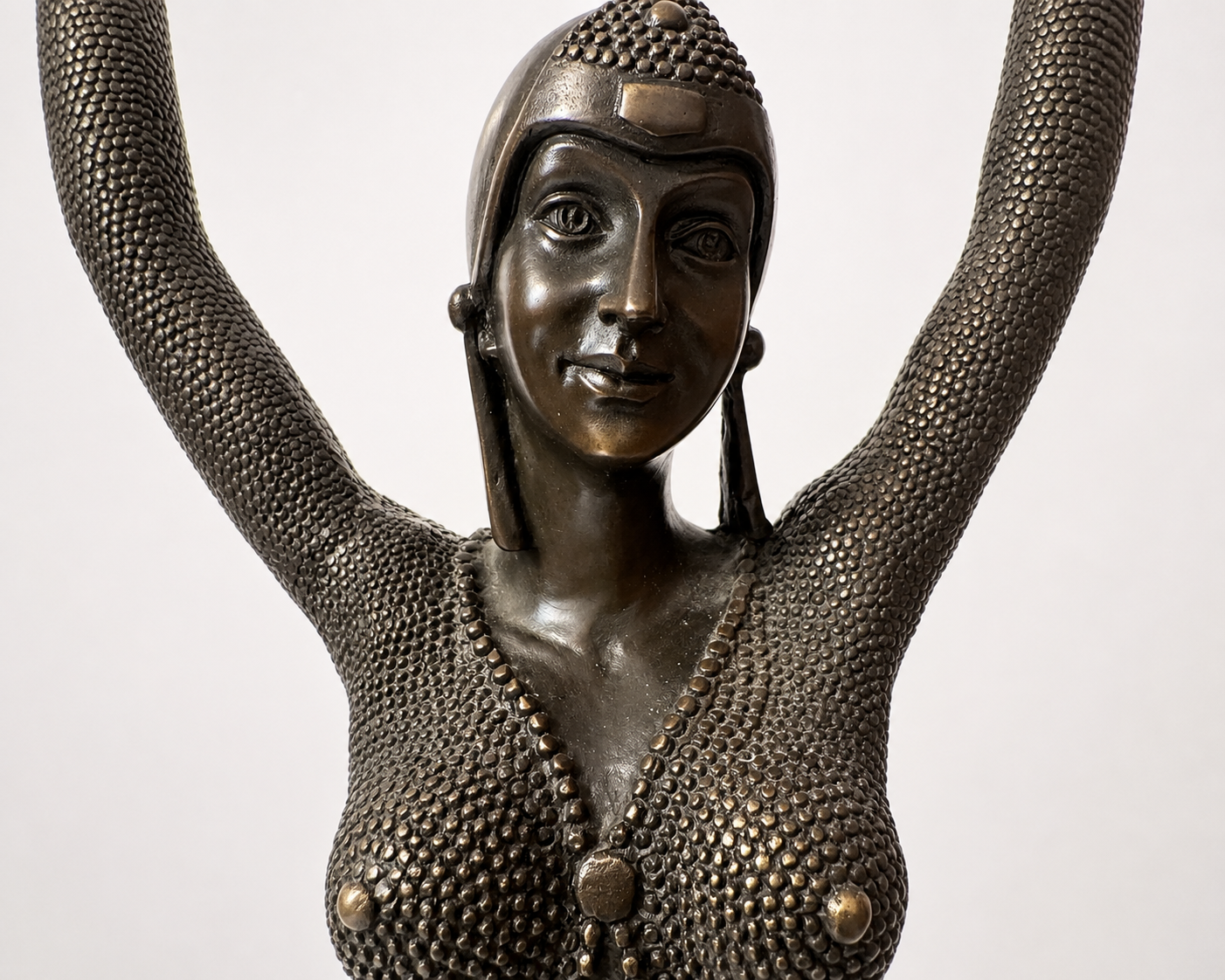Nahaufnahme Gesicht und Oberkörper der Art-Déco Tänzerin aus Bronze