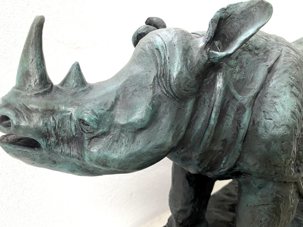 Grand animal en bronze - rhinocéros sur socle en marbre avec signature de l'artiste