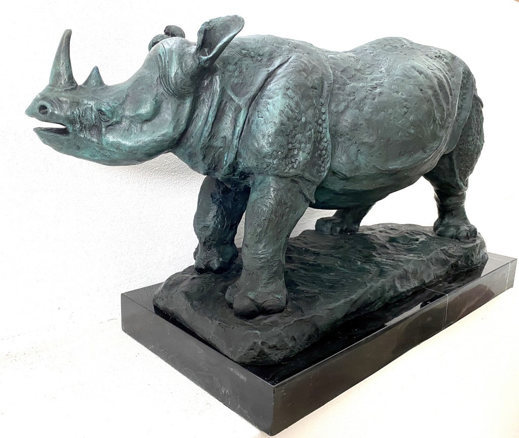 Grand animal en bronze - rhinocéros sur socle en marbre avec signature de l'artiste