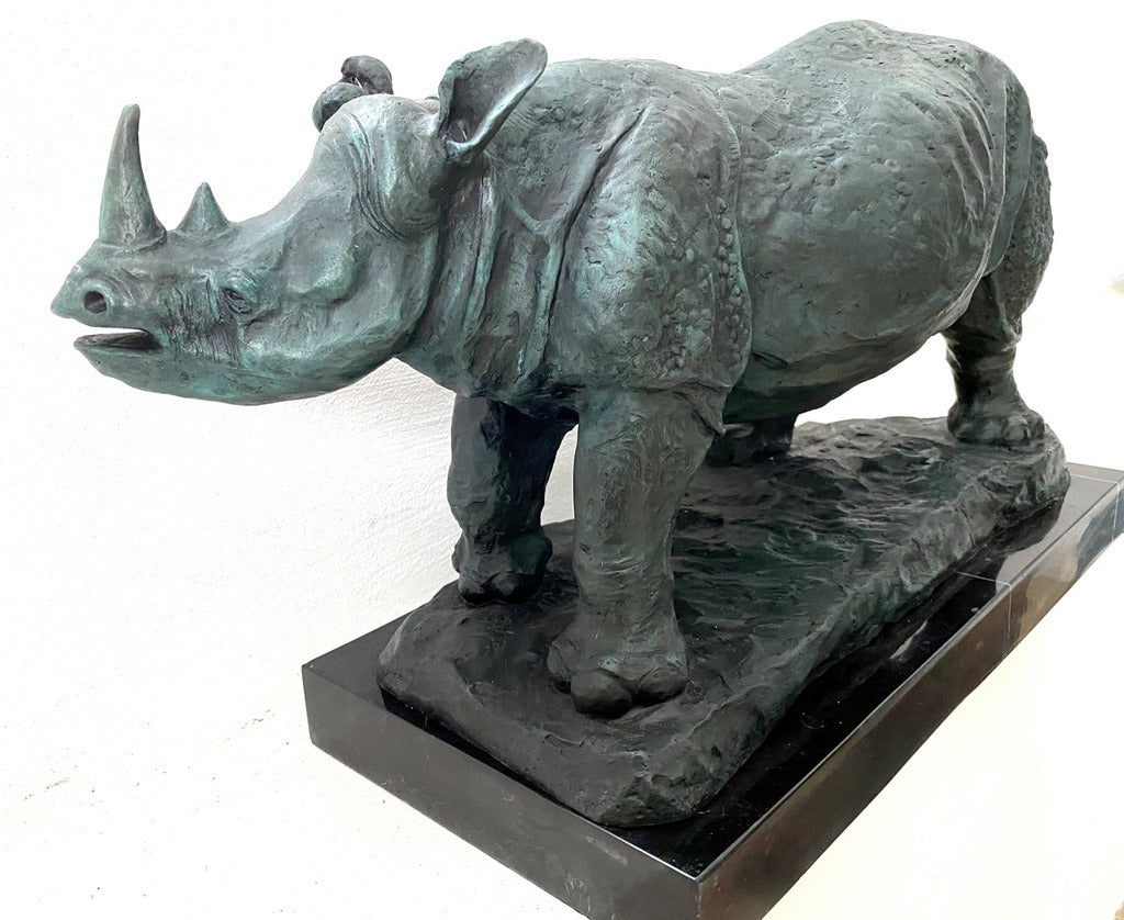 Grand animal en bronze - rhinocéros sur socle en marbre avec signature de l'artiste