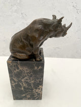 Bronzefigur sitzendes Nashorn aus Bronze auf Marmorsockel signiert Milo