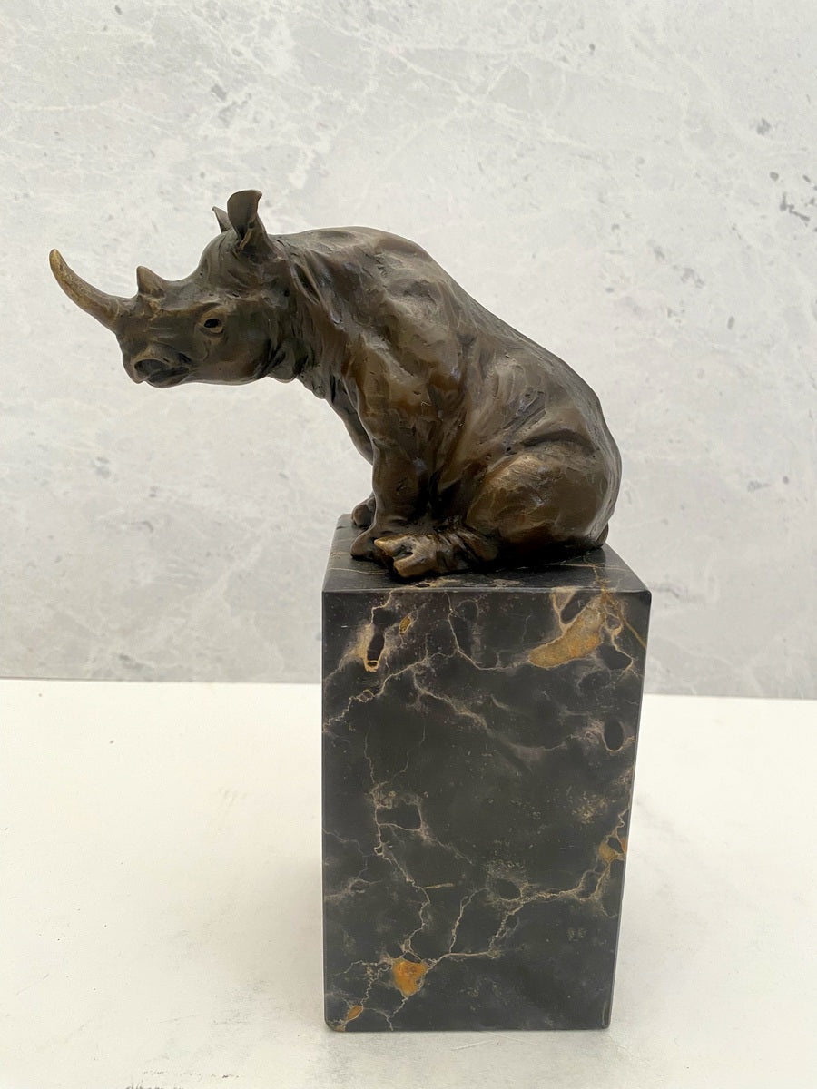Bronzefigur sitzendes Nashorn aus Bronze auf Marmorsockel signiert Milo
