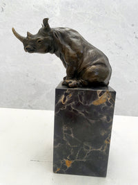 Bronzefigur sitzendes Nashorn aus Bronze auf Marmorsockel signiert Milo